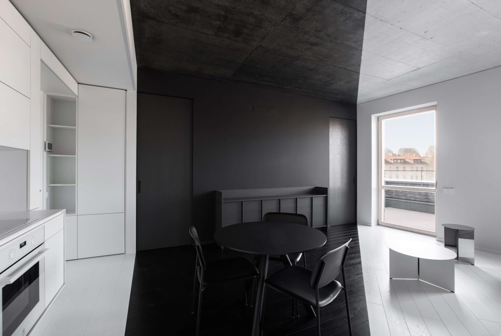 Ușile glisante de la ECLISSE au adus plus de spațiu și funcționalitate într-un apartament compact din Vilnius