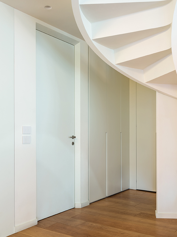 Ușile Filomuro și Eclisse 40 au fost elementele preferate de design în amenajarea unui dublex modern în MILANO