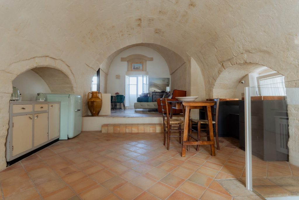 Un proiect de restaurare rezidențială printre colinele de piatră în Sassi din Matera (ITALIA)