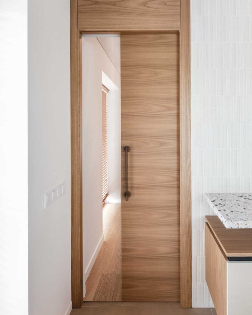 Uși glisante vs. uși clasice (în balamale). Ce e mai bun pentru interioare mici