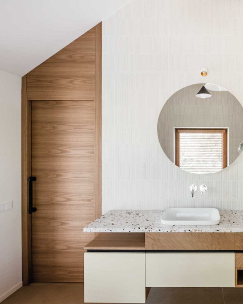 Uși glisante vs. uși clasice (în balamale). Ce e mai bun pentru interioare mici