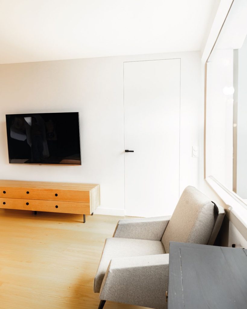 Uși glisante vs. uși clasice (în balamale). Ce e mai bun pentru interioare mici