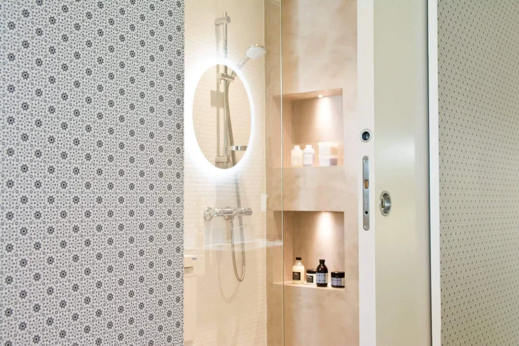 5 idei pentru cei care aleg ușile filomuro și tapetul decorativ