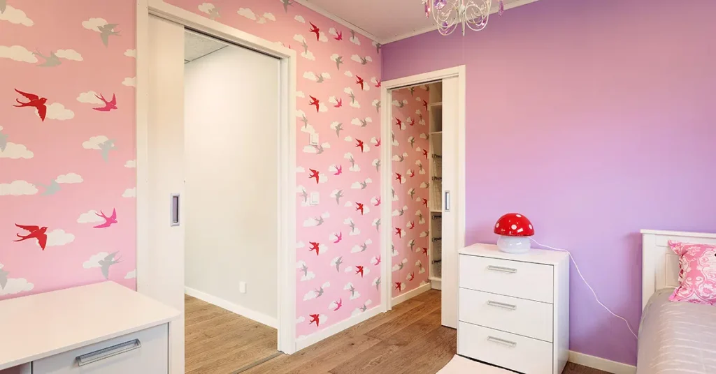 5 idei pentru cei care aleg ușile filomuro și tapetul decorativ